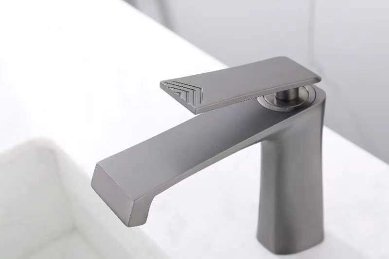 14 Смеситель для умывальника с гайкой (графит) Люкс А3014