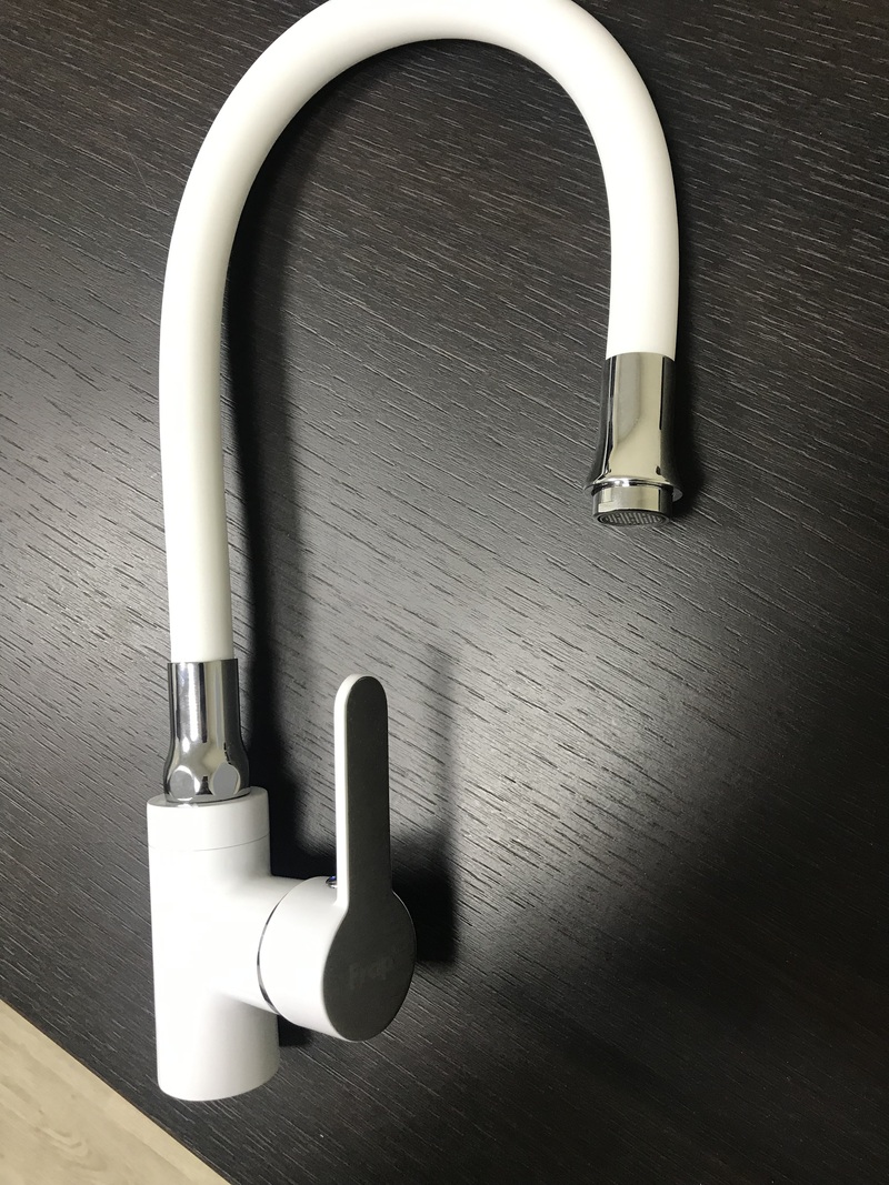 05 Смеситель для кухни с гайкой ,гибкий излив СВ3505